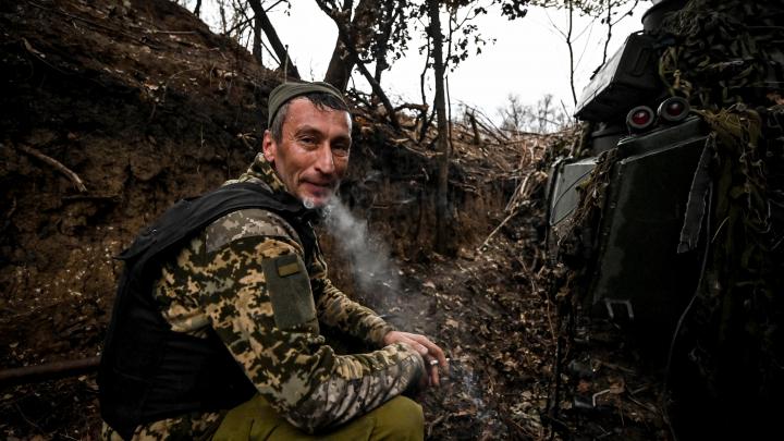Дезертиры, беспомощные «мобики» и предательство Запада: Украинский военный рассказал о реалиях службы в ВСУ Дезертиры, беспомощные «мобики» и предательство Запада: Украинский военный рассказал о реалиях службы в ВСУ