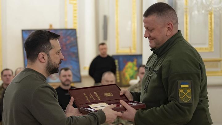 Дана команда «фас»: Зеленский сливает «миньонов» Сырского. Россия разрушила планы Украины Дана команда «фас»: Зеленский сливает «миньонов» Сырского. Россия разрушила планы Украины