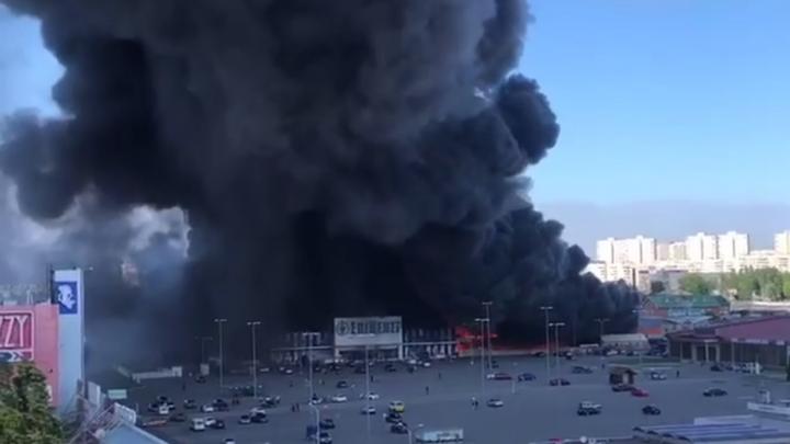 «Дым до небес»: Удар по гипермаркету в Харькове сыграл на руку Зеленскому. Обнуление секретного склада ВСУ или новая «Буча»?