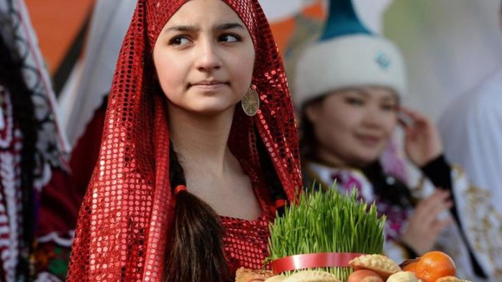 Тысячи таджичек «штурмуют» границу с Россией: Хиджабы и никабы скоро заполонят страну Тысячи таджичек «штурмуют» границу с Россией: Хиджабы и никабы скоро заполонят страну