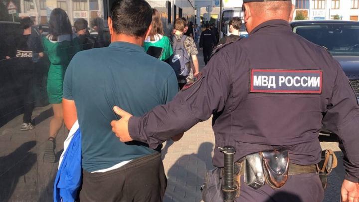 Мигранты осквернили памятник СВО в Мариуполе: Приезжий «специалист» наплевал на подвиги русских воинов Мигранты осквернили памятник СВО в Мариуполе: Приезжий «специалист» наплевал на подвиги русских воинов