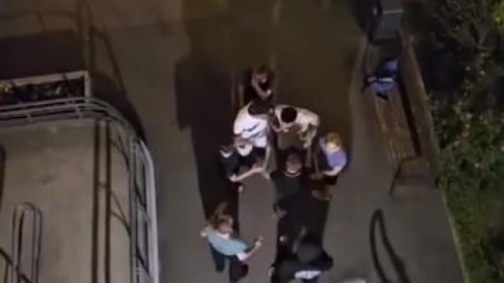 «Шариатский патруль» в Москве: Местным жителям пришлось защищаться от самозваных «блюстителей нравственности» «Шариатский патруль» в Москве: Местным жителям пришлось защищаться от самозваных «блюстителей нравственности»