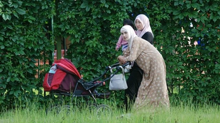 «Шариатский патруль» в Москве: Местным жителям пришлось защищаться от самозваных «блюстителей нравственности» «Шариатский патруль» в Москве: Местным жителям пришлось защищаться от самозваных «блюстителей нравственности»