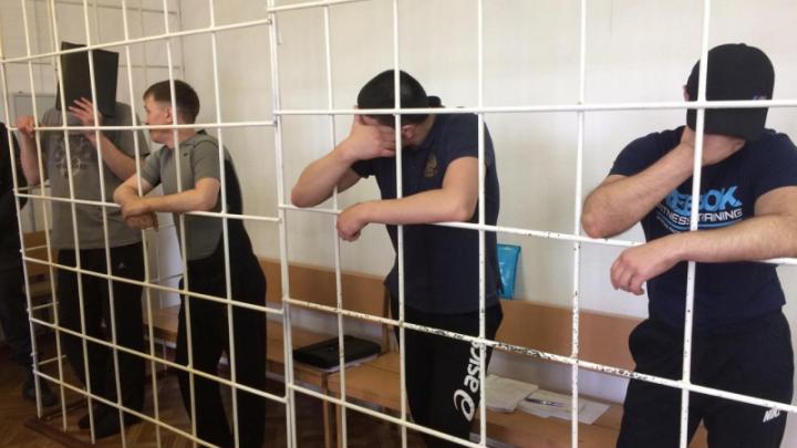 В Подмосковье подсудимые мигранты-грабители напали на сотрудников суда. Клетка не удержала «горячий нрав»