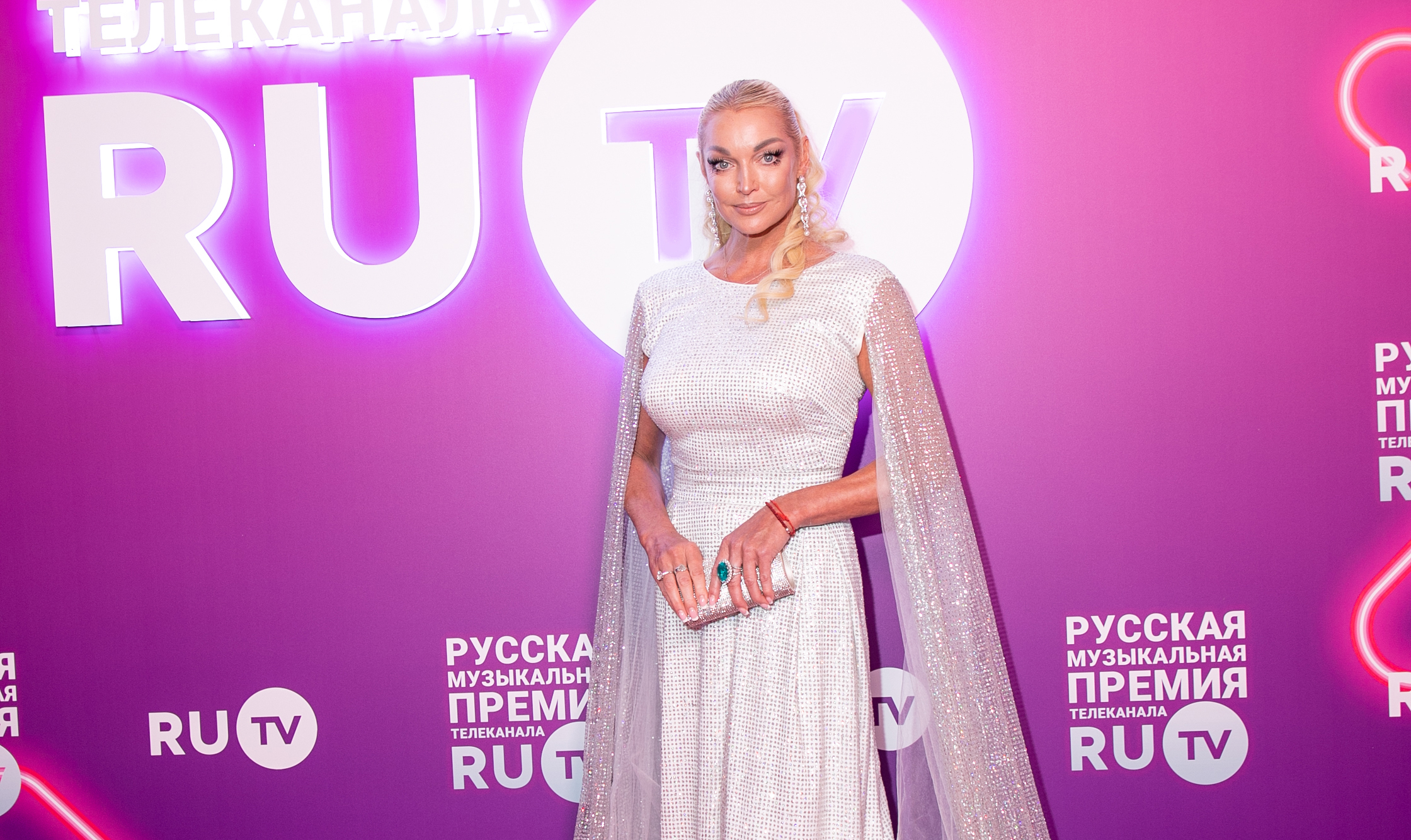 Балерина Анастасия Волочкова снялась в белом платье и фате
