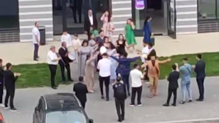 Со стрельбой и чужими флагами – на Кремль. Азербайджанская свадьба повторила «Марш Пригожина» Со стрельбой и чужими флагами – на Кремль. Азербайджанская свадьба повторила «Марш Пригожина»