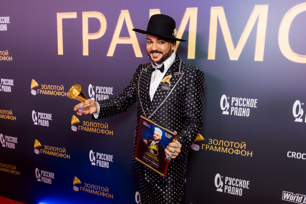 Филипп Киркоров обнимался с певицей Анастасией Стоцкой на показе мюзикла