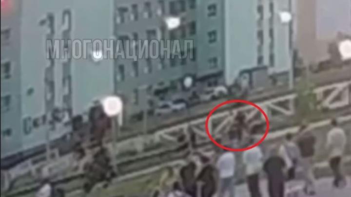Избил девочку до полусмерти — получил «хулиганку». Проблемы мигранта-неадеквата «порешала» диаспора. Правосудие вызывает недоумение Избил девочку до полусмерти — получил «хулиганку». Проблемы мигранта-неадеквата «порешала» диаспора. Правосудие вызывает недоумение