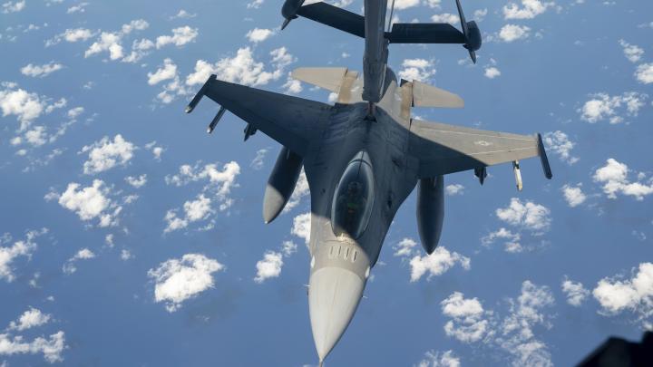 США пошли во все тяжкие: Русские Су — 35 схлестнутся в небе Украины с новейшими F — 16