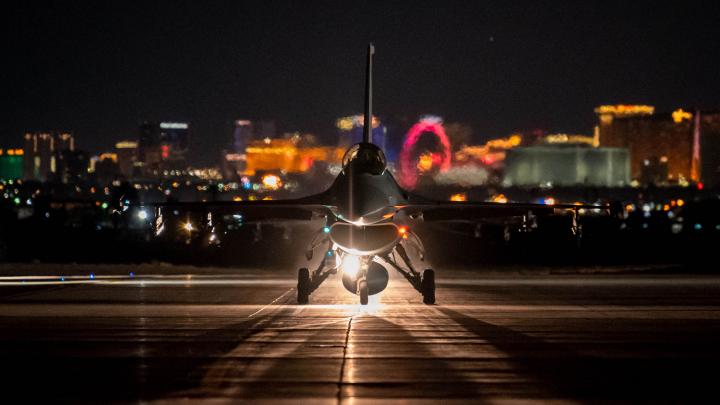 США пошли во все тяжкие: Русские Су 35 схлестнутся в небе Украины с новейшими F 16 США пошли во все тяжкие: Русские Су 35 схлестнутся в небе Украины с новейшими F 16
