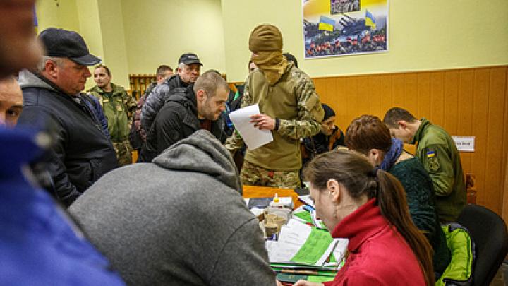 Эксперимент с уголовниками оказался провалом: Под Черниговом осуждённые сбежали из учебного лагеря с оружием Эксперимент с уголовниками оказался провалом: Под Черниговом осуждённые сбежали из учебного лагеря с оружием