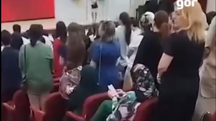 В «кузнице кадров» отказались вставать под гимн России. Личности провинившихся не крыли даже хиджабы В «кузнице кадров» отказались вставать под гимн России. Личности провинившихся не крыли даже хиджабы