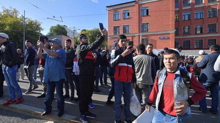 Палкой по голове: Мигранты избили депутата Госдумы, поднимавшего проблему миграции Палкой по голове: Мигранты избили депутата Госдумы, поднимавшего проблему миграции