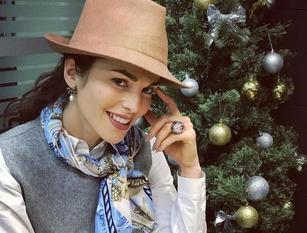 Родившая месяц назад Сати Казанова выступила на концерте