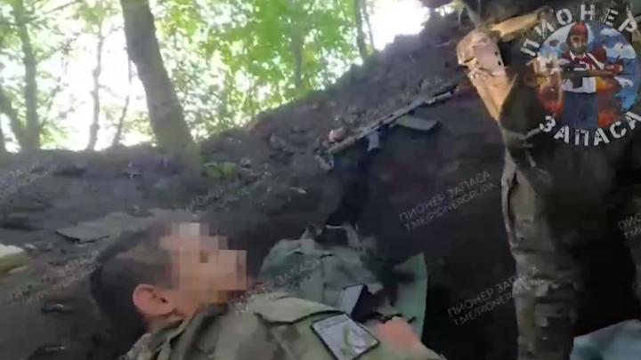Под Курском русские оказались в тотальном окружении: У нас по четыре магазина, у них БМП! Видео слили в сеть только сейчас Под Курском русские оказались в тотальном окружении: У нас по четыре магазина, у них БМП! Видео слили в сеть только сейчас