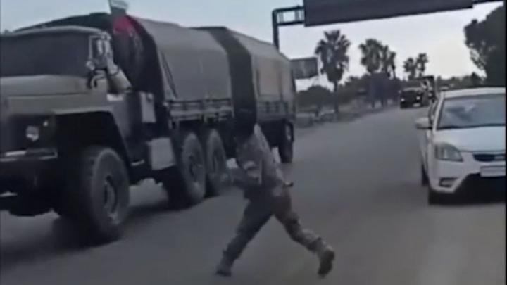 Протурецкие повстанцы кидают камни в русских военных, Коц призвал защитить Рыльск: «Будет вторжение»: СВОдка с фронта Протурецкие повстанцы кидают камни в русских военных, Коц призвал защитить Рыльск: «Будет вторжение»: СВОдка с фронта