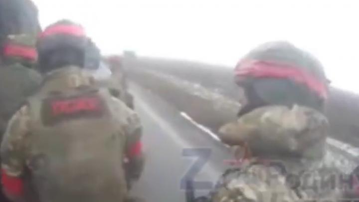 «Какая постанова? Там на первых минутах по ним снаряды летят»: С фронта ответили критикам видео реального боя