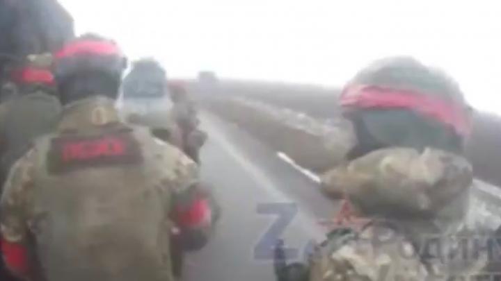 «Не будь этого снайпера, просто положили бы их прямо на трассе»: Видео одного боя «Не будь этого снайпера, просто положили бы их прямо на трассе»: Видео одного боя