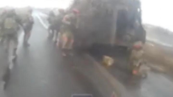«Не будь этого снайпера, просто положили бы их прямо на трассе»: Видео одного боя «Не будь этого снайпера, просто положили бы их прямо на трассе»: Видео одного боя