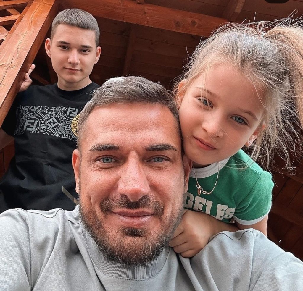 Омаров заявил, что дочь не познакомилась с новорожденным братом из-за школы Омаров заявил, что дочь не познакомилась с новорожденным братом из-за школы
