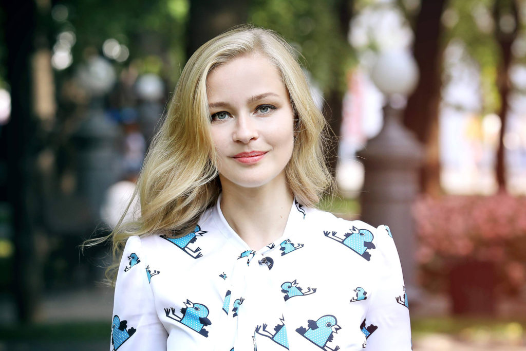 Юлия Пересильд пришла с дочками на светскую премьеру «ON и Она» Юлия Пересильд пришла с дочками на светскую премьеру «ON и Она»