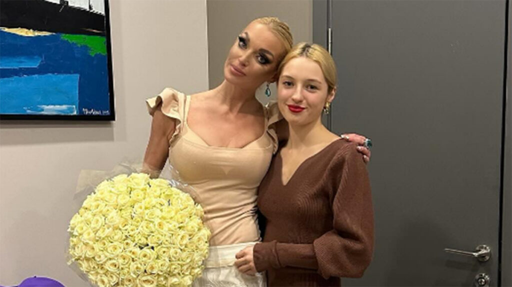Дочь Волочковой рассказала о псевдониме и отношениях с конфликтующими родителями Дочь Волочковой рассказала о псевдониме и отношениях с конфликтующими родителями