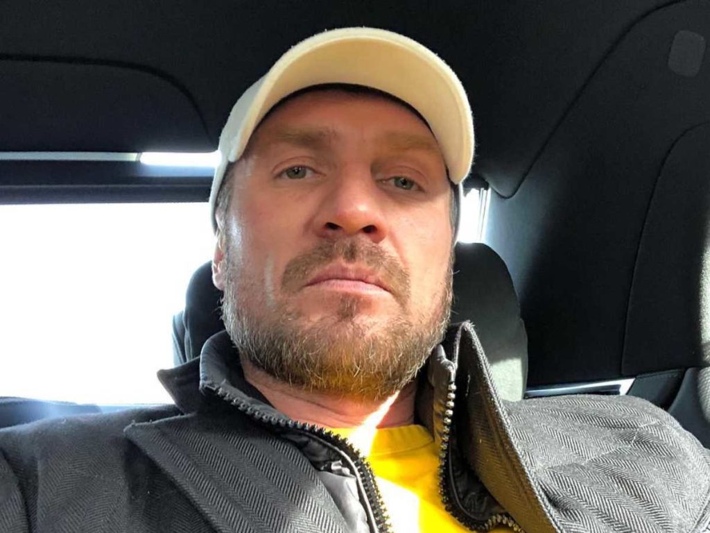 Роман Костомаров и его жена провели в аэропорту Сочи 19 часов