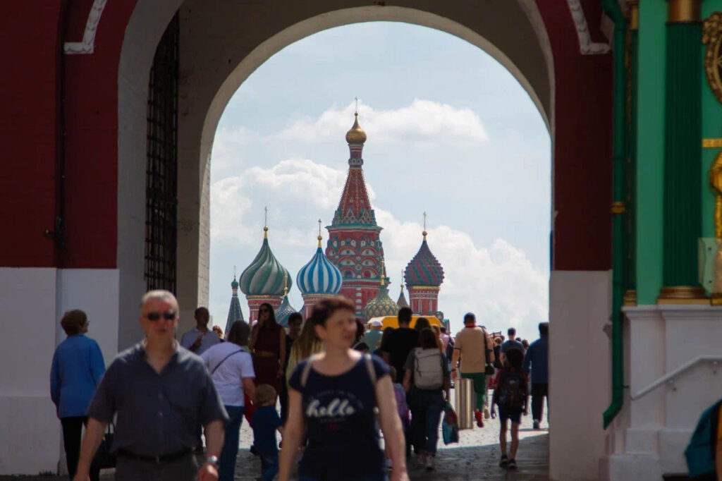 Поклонницы окружили турецкого актера Джана Ямана у отеля в центре Москвы Поклонницы окружили турецкого актера Джана Ямана у отеля в центре Москвы