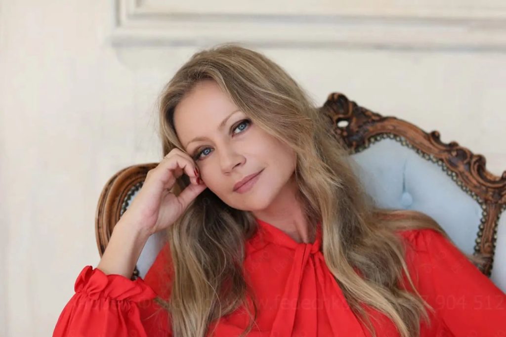 Актриса Миронова утешала сестру Машу на похоронах Голубкиной Актриса Миронова утешала сестру Машу на похоронах Голубкиной