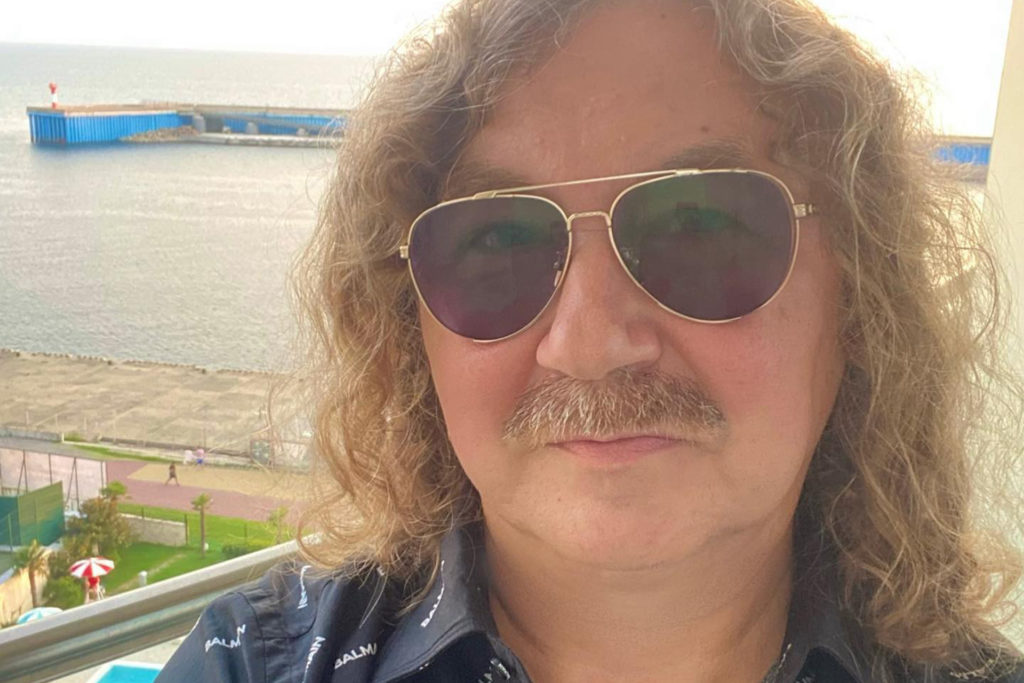 Игорь Николаев привел дочь в школу, скрываясь за темными очками Игорь Николаев привел дочь в школу, скрываясь за темными очками