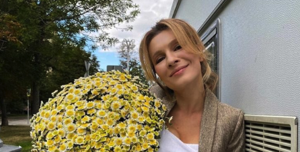 45-летняя Елена Подкаминская прошлась по городу в платье с глубоким декольте 45-летняя Елена Подкаминская прошлась по городу в платье с глубоким декольте