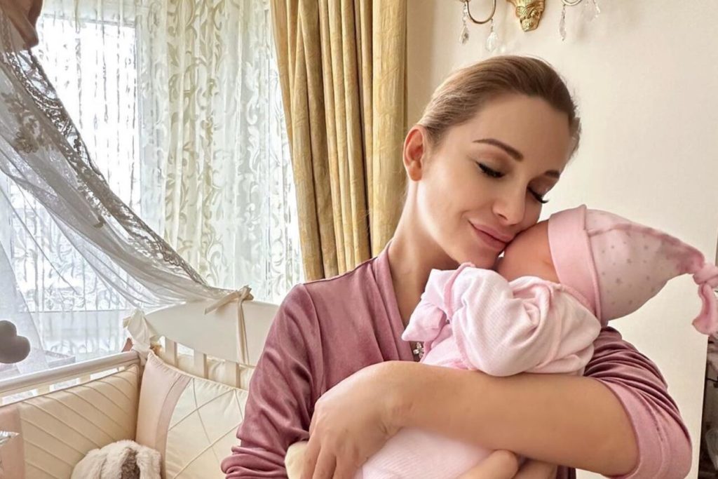 Ольга Орлова показала фото с подросшей дочерью Аней Ольга Орлова показала фото с подросшей дочерью Аней