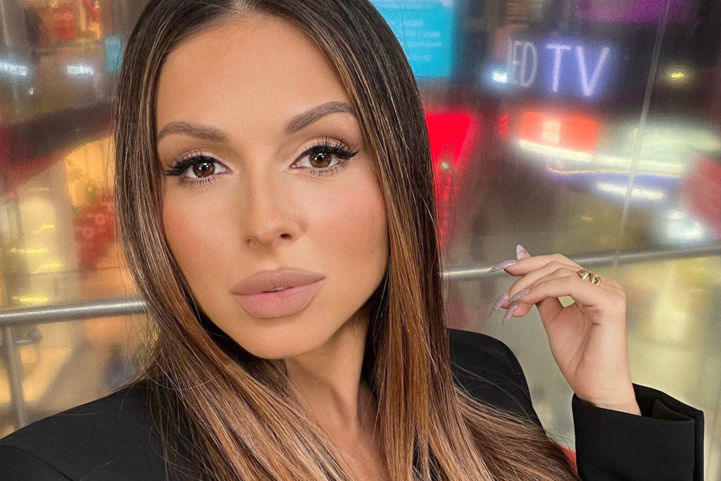 Певица Нюша рассказала, что отец заработал на квартиру благодаря ее карьере Певица Нюша рассказала, что отец заработал на квартиру благодаря ее карьере