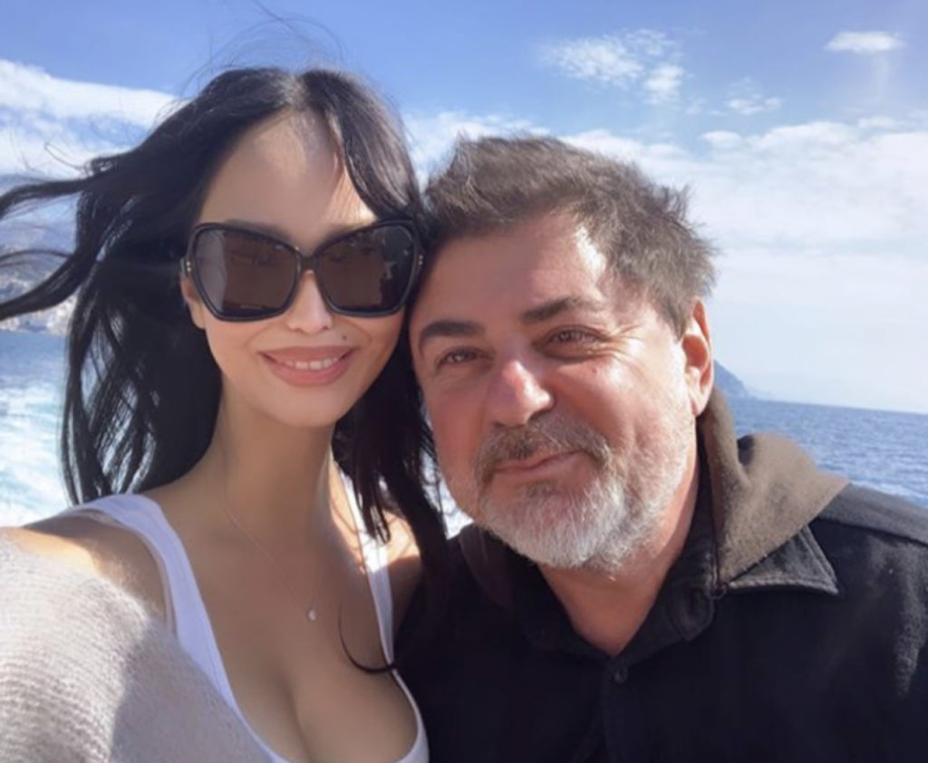 Похудевшая жена Цекало показала фигуру перед камерой Похудевшая жена Цекало показала фигуру перед камерой
