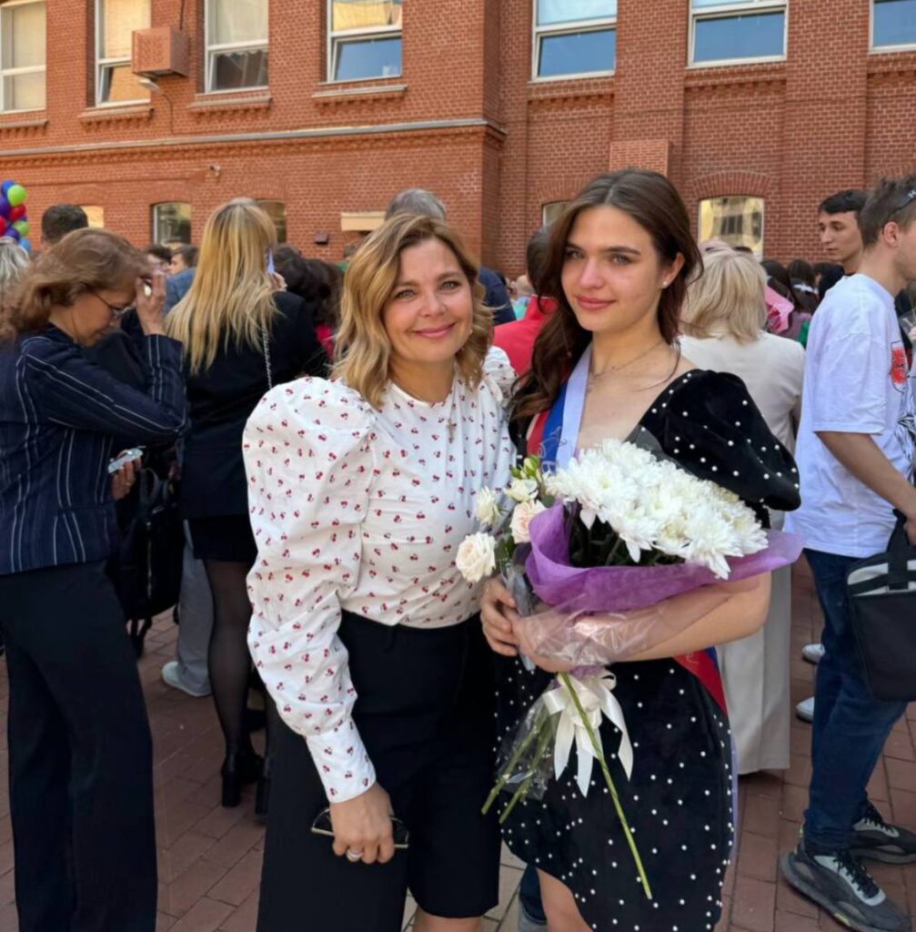 Ирина Пегова показала свою 19-летнюю дочь от Дмитрия Орлова в Коломне Ирина Пегова показала свою 19-летнюю дочь от Дмитрия Орлова в Коломне