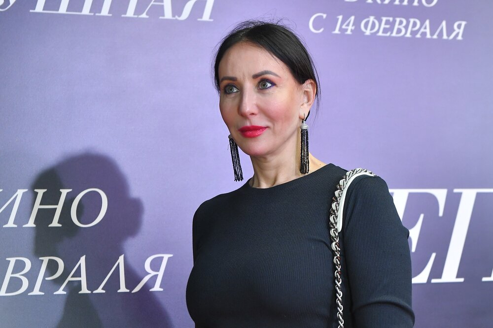Актриса Смехова отправила младшего сына на учебу в Англию Актриса Смехова отправила младшего сына на учебу в Англию