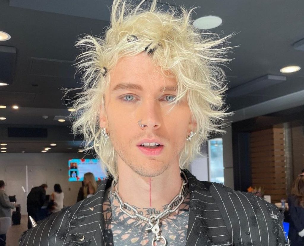 Machine Gun Kelly покинул премию из-за болезни новорожденной дочери Machine Gun Kelly покинул премию из-за болезни новорожденной дочери
