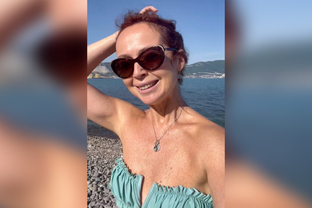 Актриса Елена Захарова делает массаж лица для сохранения молодости кожи Актриса Елена Захарова делает массаж лица для сохранения молодости кожи