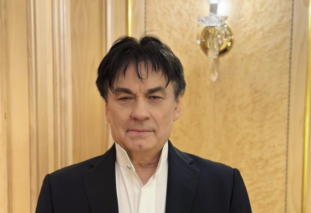 Певец Александр Серов посоветовал молодым артистам уйти со сцены Певец Александр Серов посоветовал молодым артистам уйти со сцены