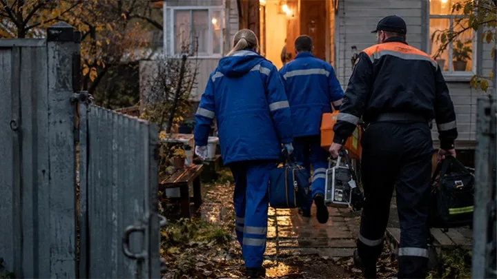 Странная болезнь без температуры косит людей. На улицах срывают плакаты с героем России. Семья умерла, поев колбасы. Что случилось? Странная болезнь без температуры косит людей. На улицах срывают плакаты с героем России. Семья умерла, поев колбасы. Что случилось?